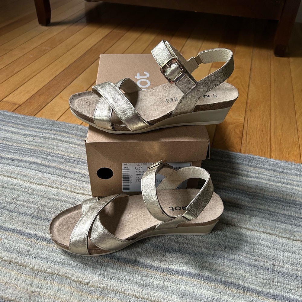 ❌SOLD❌NIB Naot Throne Gold Strappy Sandals - Picture 8 of 10